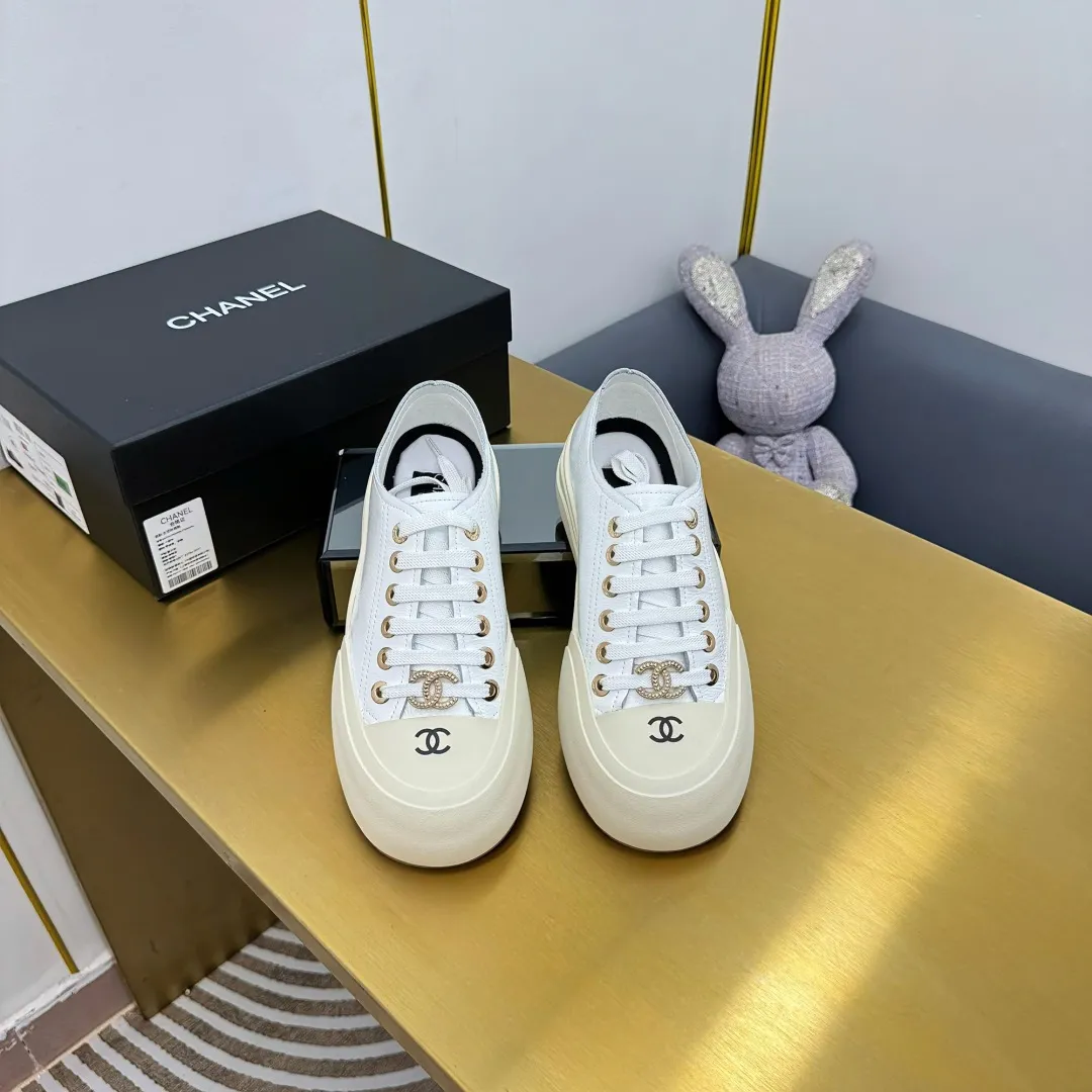 👟👟Ex-factory price 560👟👟 Top version, original quality! ! ! Chanel Chanel - 2025 biscuit shoes, the top casual sports shoes in the counter, this classic design; the upper is electro-embroidered with a variety of craftsmanship; the outsole is fashionable and sporty; the extraordinary inclusion of a variety of color elements... The diversified mix and match is very good-looking and versatile, casual, fashionable, sports, and outdoor can be taken into account... ꫛꫀꪝ Go➫ Material: ❶Upper: Original first-layer cowhide ❷Inner: Sheepskin ❸Outsole is based on: original TPU combination outsole, full set of boutique packaging for women 35–41 👉
